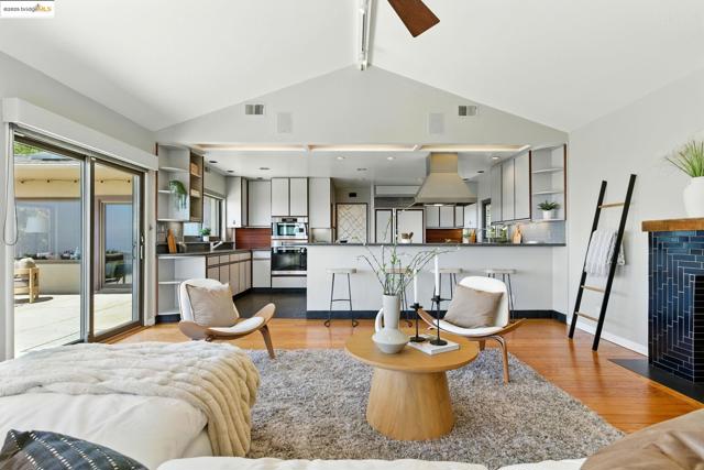 25 Holyrood Manor, Oakland CA: https://media.crmls.org/mediaz/932269a1-9f92-4028-bda1-d4ae0eafb174.jpg