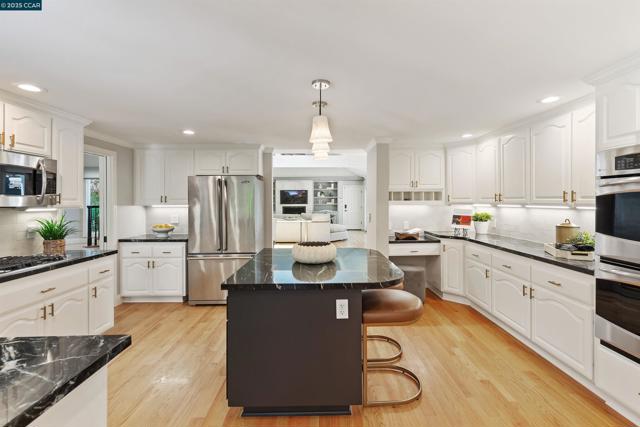 2140 Hidden Oak Dr, Danville CA: https://media.crmls.org/mediaz/9322843e-95d5-4628-872b-4bb21085584e.jpg