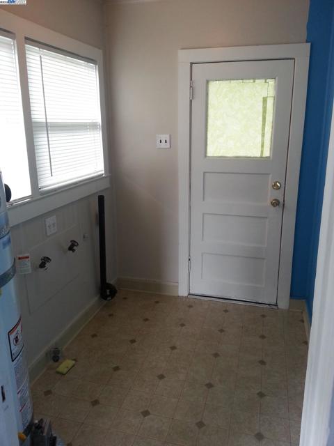 4056 Santa Rita St, Oakland CA: https://media.crmls.org/mediaz/9322b5e3-566a-4893-8767-286c65d16202.jpg