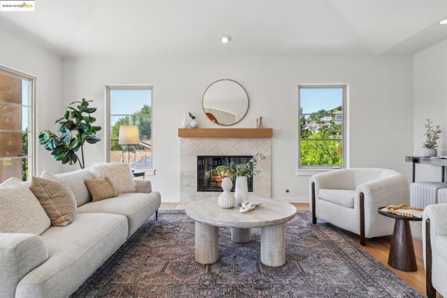 911 Aquarius Way, Oakland CA: https://media.crmls.org/mediaz/93234e35-248c-48c8-9666-fb0d03e1eb1b.jpg