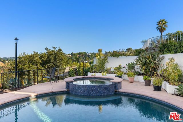 16894 Encino Hills Drive, Encino CA: https://media.crmls.org/mediaz/9324548a-133b-41ca-9d5a-145eddb93c8e.jpg