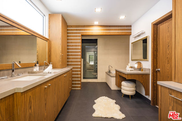 9991 Liebe Drive, Beverly Hills CA: https://media.crmls.org/mediaz/9324a8da-e3ff-4a4f-b63d-d87fd596b493.jpg