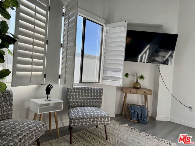 14 Mast Street, Marina del Rey CA: https://media.crmls.org/mediaz/9325b063-ab8d-413f-bfb3-f3cd7839bd30.jpg