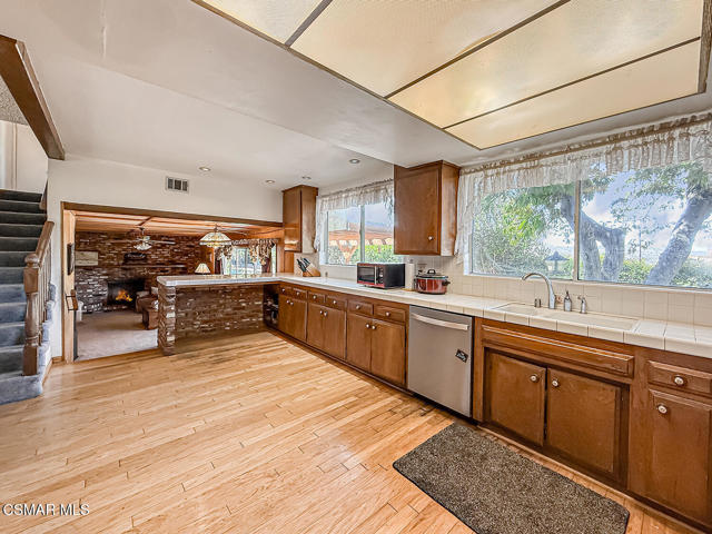 136 Erten Street, Thousand Oaks CA: https://media.crmls.org/mediaz/93267954-4f31-4f90-92cb-824484a67d34.jpg