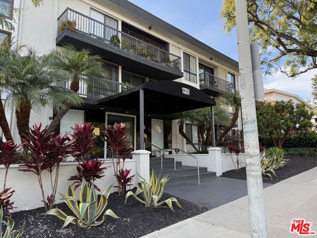 1351 N Crescent Heights Boulevard, West Hollywood CA: https://media.crmls.org/mediaz/9326cef4-f0dc-4f4f-9bef-166b7e8e23cd.jpg