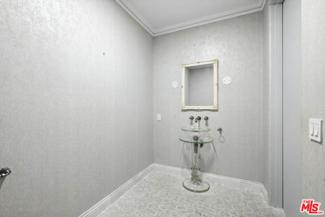 1675 Woods Drive, Los Angeles CA: https://media.crmls.org/mediaz/93270599-69bc-4899-9a76-10427077f972.jpg