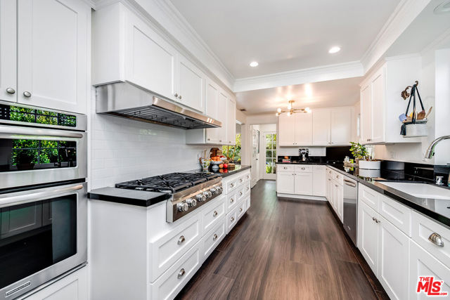13109 Valley Vista Boulevard, Studio City CA: https://media.crmls.org/mediaz/9327079a-da8a-4cb6-b7ca-81ab8f4f957b.jpg