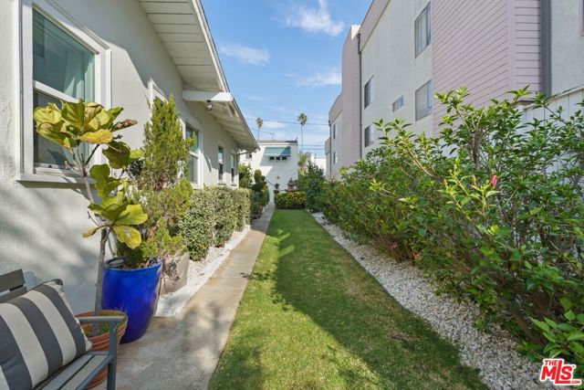 1027 12th Street, Santa Monica CA: https://media.crmls.org/mediaz/93287fe9-657b-44bb-83fd-1fad1b25c1da.jpg