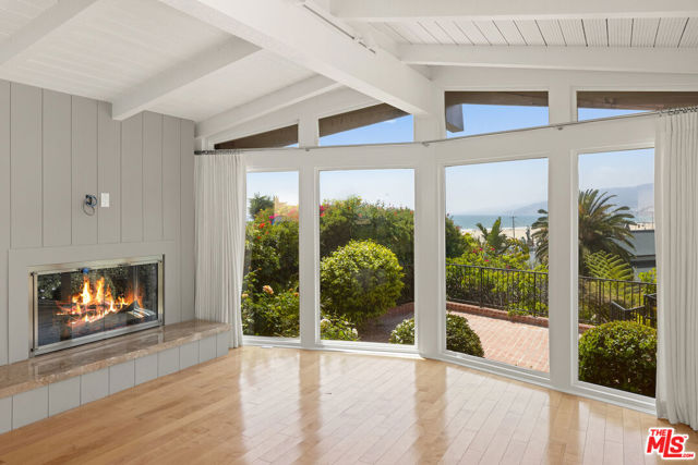 117 Ocean Way, Santa Monica CA: https://media.crmls.org/mediaz/93288282-56b0-4c32-9db2-a1677ee1189c.jpg