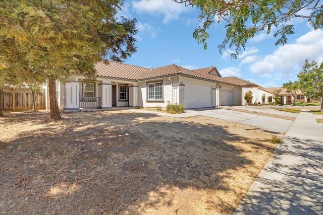 1250 Greenleaf Loop, Greenfield CA: https://media.crmls.org/mediaz/9329f1f4-f7ea-440f-849a-08ca3e1c5c41.jpg