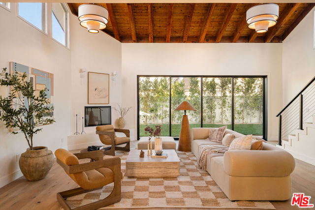 3820 S Burnside Avenue, Los Angeles CA: https://media.crmls.org/mediaz/9329f6aa-7854-484b-b60c-e8d4616cacd7.jpg