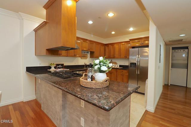 Detail Gallery Image 4 of 33 For 3855 Ingraham St #204,  Los Angeles,  CA 90005 - 3 Beds | 2 Baths