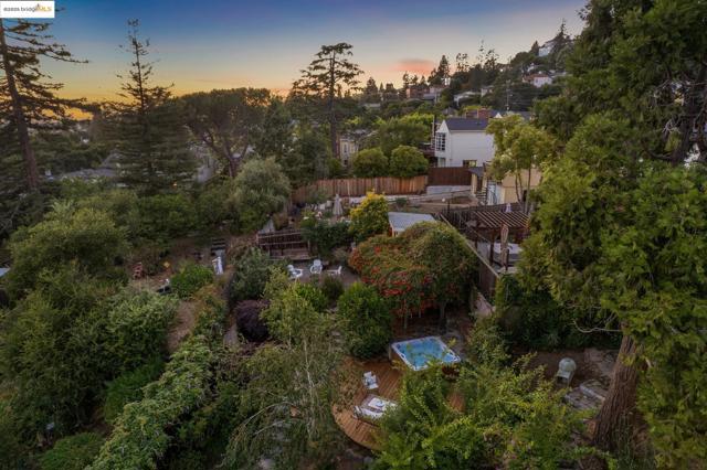 4221 Whittle Ave, Oakland CA: https://media.crmls.org/mediaz/932afadd-dfaf-4b63-b020-c10d0d5f324d.jpg