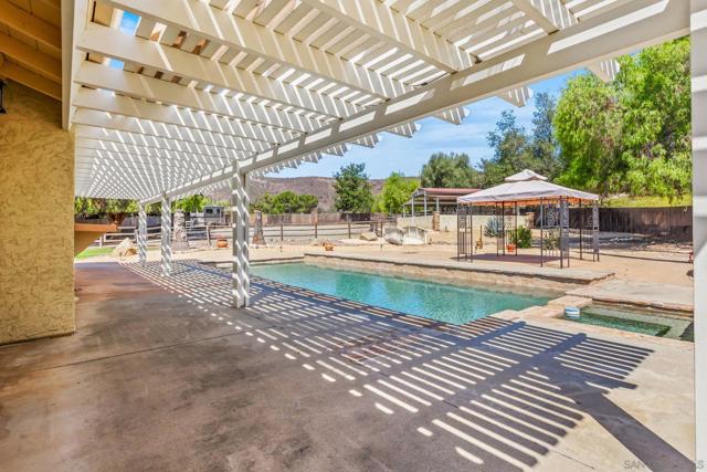 16345 Bassett Ct, Ramona CA: https://media.crmls.org/mediaz/932b0202-9a46-45fa-88e9-0ed5cb9d5338.jpg