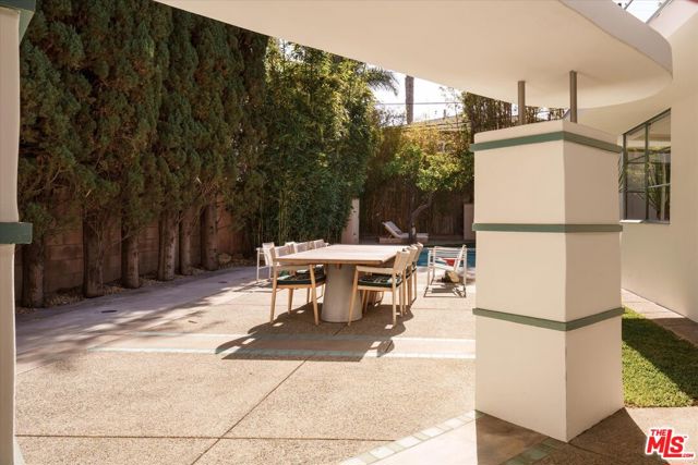 947 N Martel Avenue, Los Angeles CA: https://media.crmls.org/mediaz/932c462b-bd45-4afe-9cda-815aefe41e80.jpg