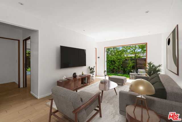 2425 Cloy Avenue, Venice CA: https://media.crmls.org/mediaz/932c9d73-1945-4a48-ab06-0441b3ac6b2d.jpg