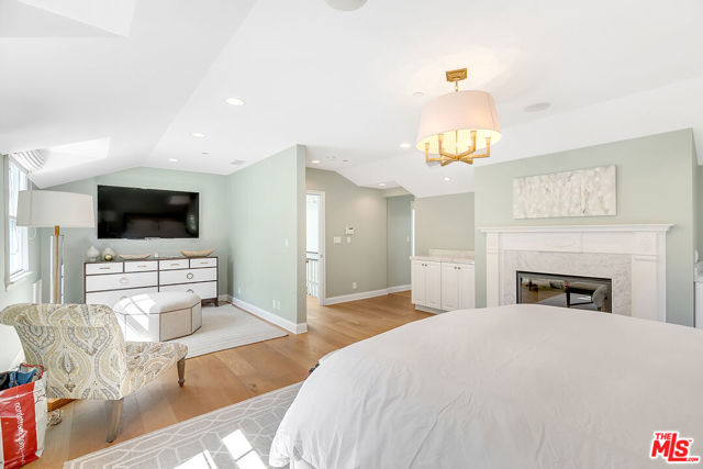 328 El Camino Drive, Beverly Hills CA: https://media.crmls.org/mediaz/932d0993-69bc-42f4-ac0e-c254f2220189.jpg