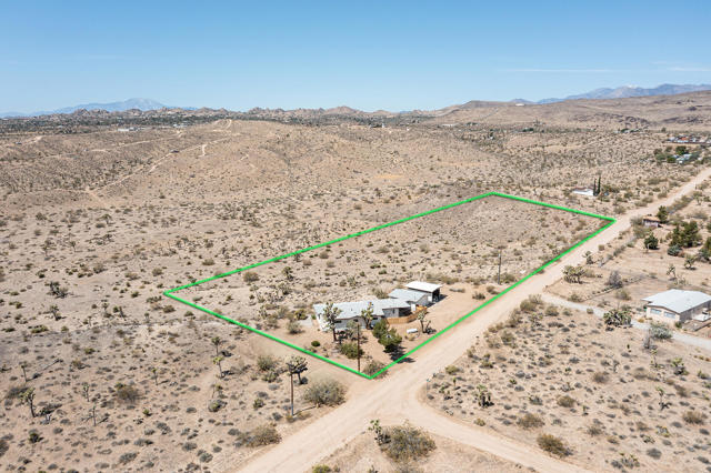 57349 Mesa Drive, Yucca Valley CA: https://media.crmls.org/mediaz/932d3831-3c77-4820-a392-4b9358867f23.jpg