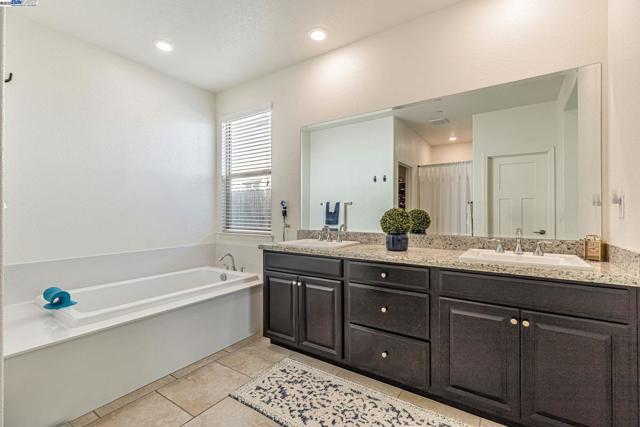 9315 Wild Lilac Cir, Sacramento CA: https://media.crmls.org/mediaz/932dbfe0-78b3-4c4d-beb5-6c934054f25e.jpg