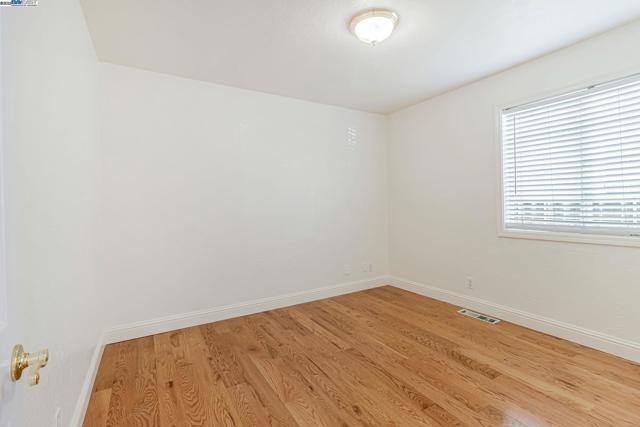 2940 Somerset Ave, Castro Valley CA: https://media.crmls.org/mediaz/932de640-37ce-4363-8094-770978f07768.jpg