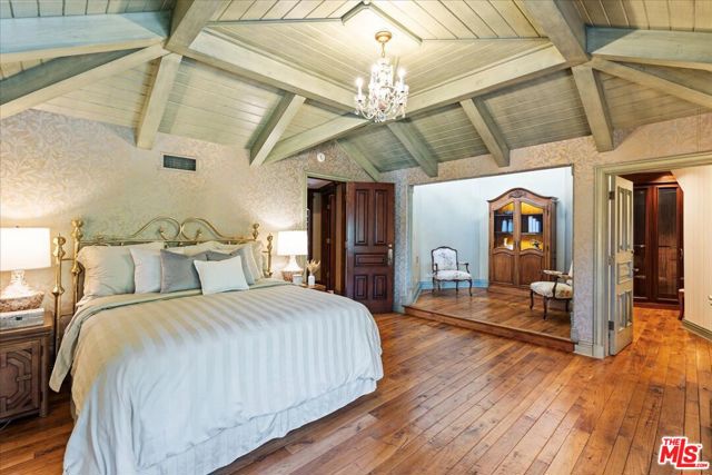 19000 Dorlon Drive, Tarzana CA: https://media.crmls.org/mediaz/932e3034-0ad3-4c4c-9945-24fb48837e5e.jpg
