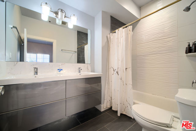 6831 6831 1/2 Hinds Avenue, North Hollywood CA: https://media.crmls.org/mediaz/932e977b-dc96-41d5-841e-82bb2cb682c0.jpg
