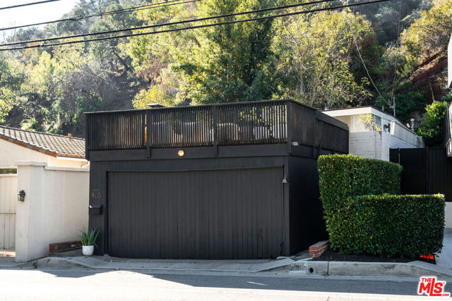905 N Beverly Glen Boulevard, Los Angeles CA: https://media.crmls.org/mediaz/932ea685-6a8d-4787-a3b9-af9b94bb0372.jpg