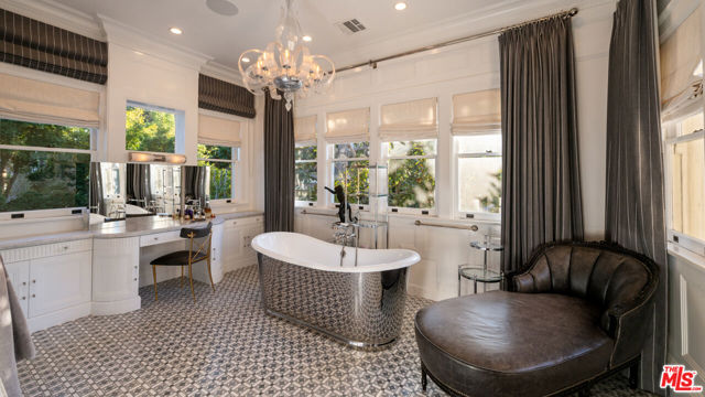 601 S Windsor Boulevard, Los Angeles CA: https://media.crmls.org/mediaz/932fc40c-f0f6-4cbd-b047-19bc7b21ed59.jpg