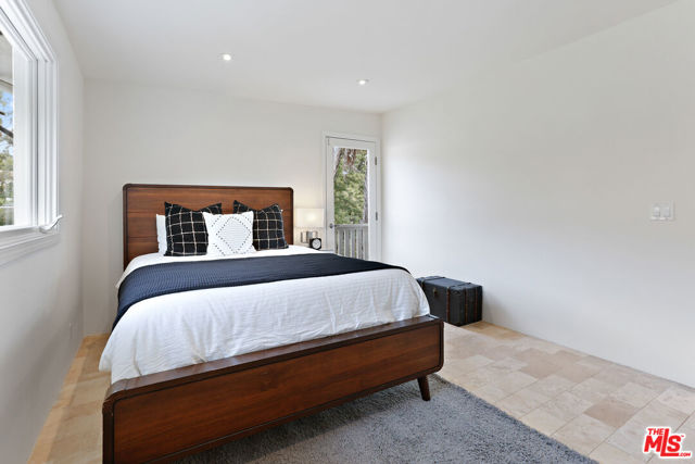 6240 Mulholland Highway, Los Angeles CA: https://media.crmls.org/mediaz/93318d71-aa65-4219-90f5-e6b6c6d1bb31.jpg