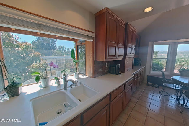 10885 Citrus Drive, Moorpark CA: https://media.crmls.org/mediaz/93325095-82b2-4c64-a45d-62a27982abfe.jpg
