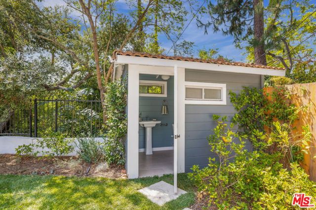11349 Canton Drive, Studio City CA: https://media.crmls.org/mediaz/93325fdf-9b01-4f25-94b2-76f964d6f27f.jpg