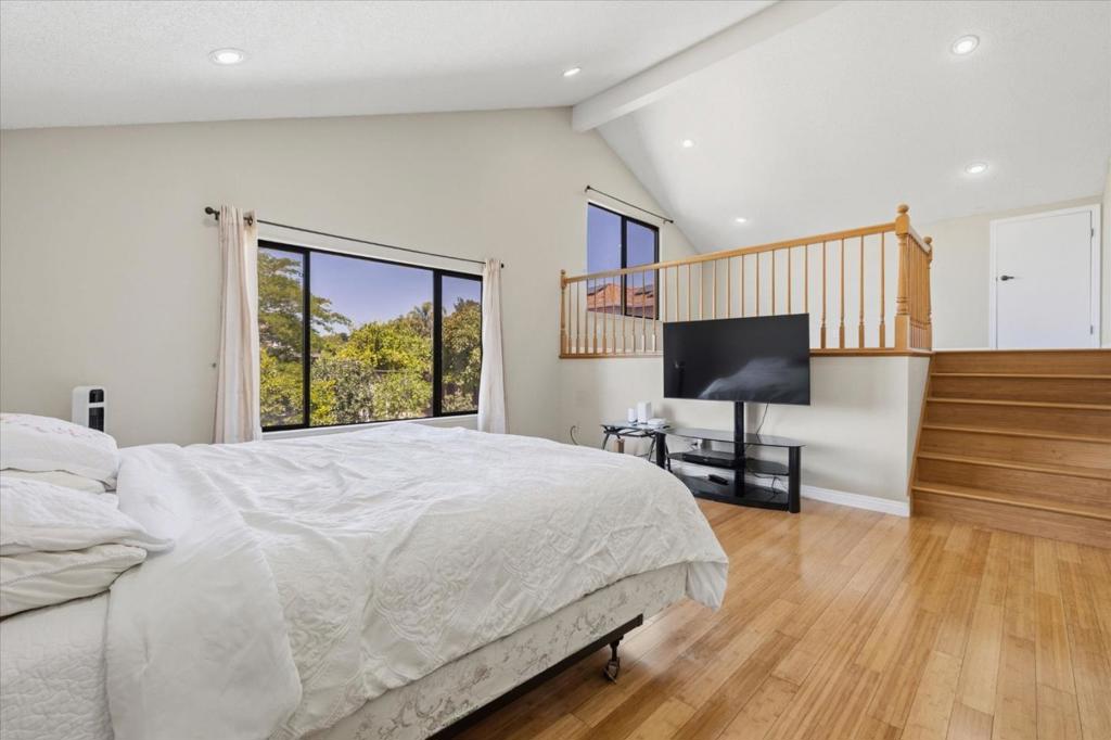 https://media.crmls.org/mediaz/9332a93f-b175-48b3-8119-9805b2ad82f3.jpg?preset=X-Large