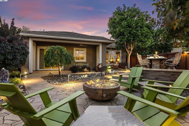 1835 Riesling Cir, Brentwood CA: https://media.crmls.org/mediaz/93335c6d-e09b-4843-b499-dd071d7ad93e.jpg