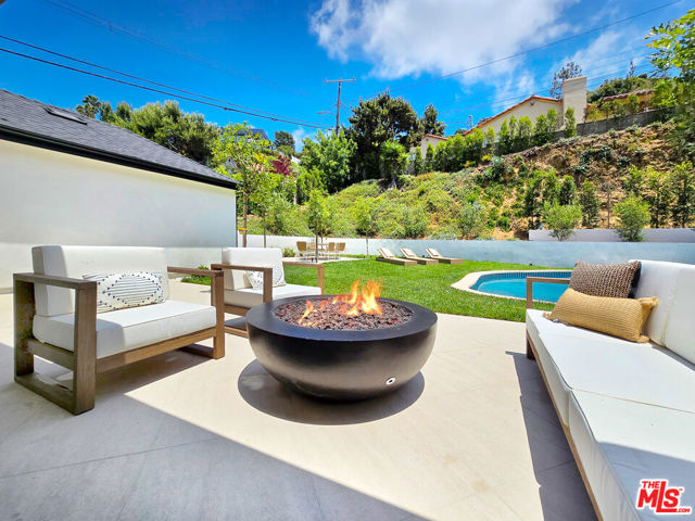 2288 Coldwater Canyon Drive, Beverly Hills CA: https://media.crmls.org/mediaz/93370993-910c-4cc0-8d52-9a6b83703cc1.jpg