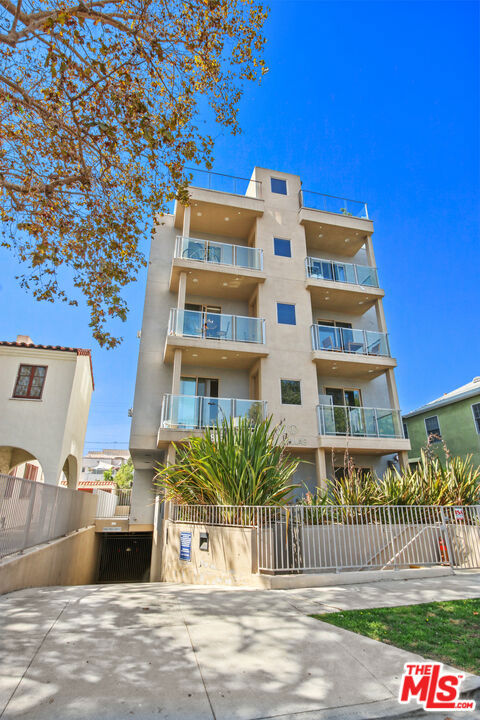 819 HOLT Avenue, Los Angeles CA: https://media.crmls.org/mediaz/93374285-3274-444d-ae47-5df35a003e5a.jpg