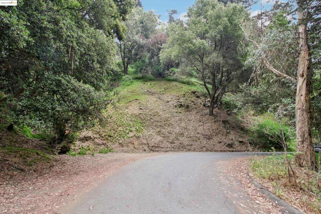0 Girvin Dr, Oakland CA: https://media.crmls.org/mediaz/933759bb-981f-40b8-9520-ea85c57a6c21.jpg