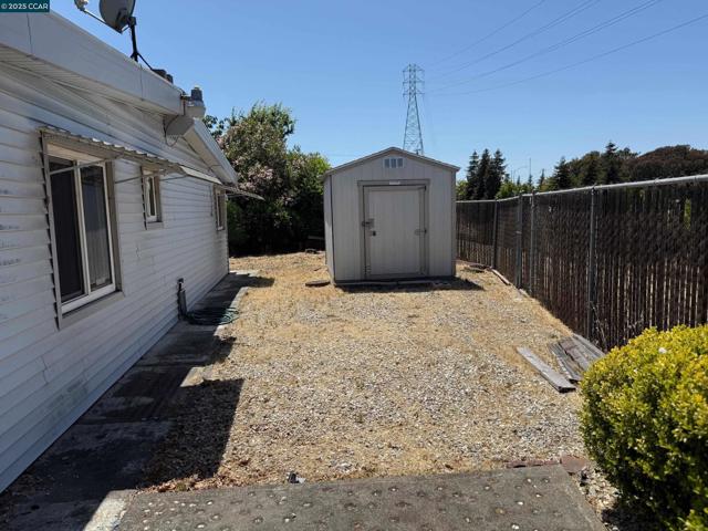 1679 Sarah Dr, Pinole CA: https://media.crmls.org/mediaz/933836bc-2096-4f1d-af3a-4f00b5c882ce.jpg