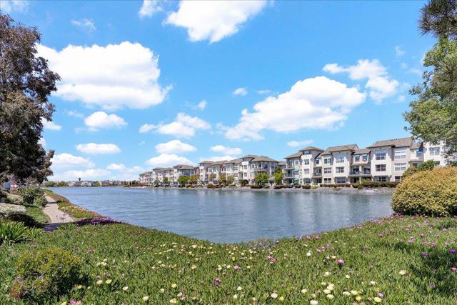 401 Baltic Circle,  CA: https://media.crmls.org/mediaz/9339983c-62a4-487b-8e56-0b0c3766ff83.jpg