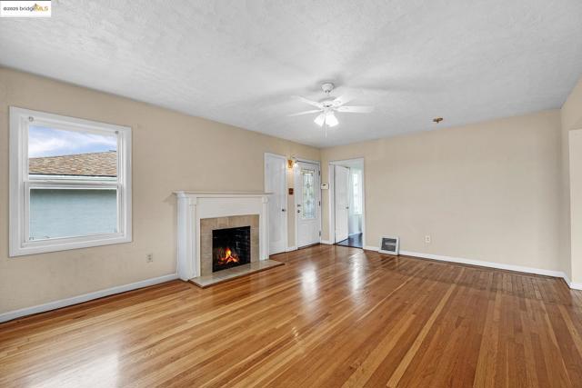 6933 Simson Street, Oakland CA: https://media.crmls.org/mediaz/9339c8fe-4596-4018-986c-608f41e386e3.jpg