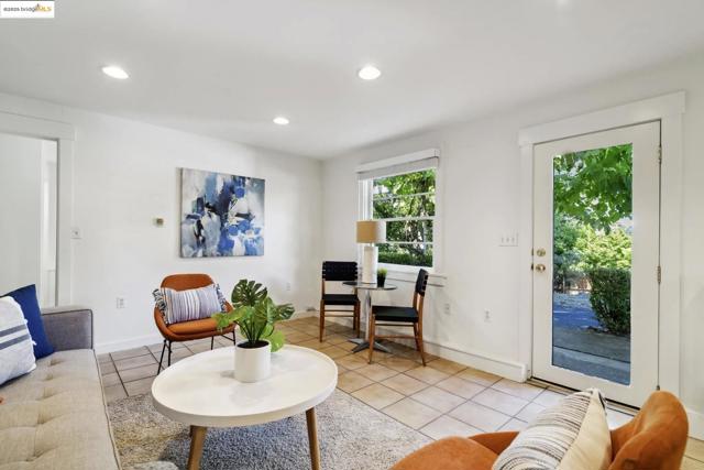 342 El Toyonal, Orinda CA: https://media.crmls.org/mediaz/933a3906-a484-4031-a049-caaf2cf699a5.jpg