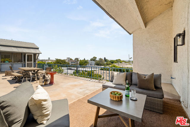 1742 S Bentley Avenue, Los Angeles CA: https://media.crmls.org/mediaz/933b0b98-e067-4576-9ab7-5dafe03e2409.jpg