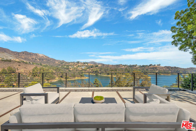 2960 LAKERIDGE Drive, Los Angeles CA: https://media.crmls.org/mediaz/933b9e2f-13f8-49df-bdc9-31eda43ec711.jpg