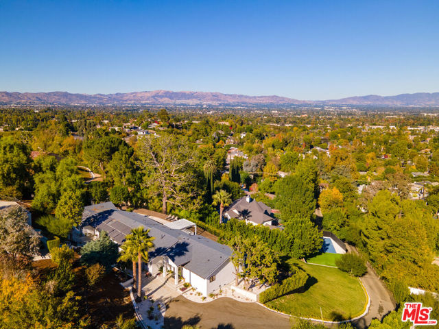 19536 Wells Drive, Tarzana CA: https://media.crmls.org/mediaz/933c6255-802a-478f-a1a6-678ac0f1be38.jpg