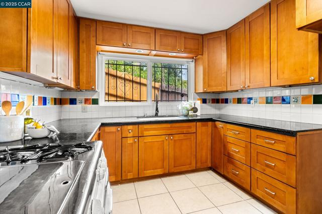 1232 E 20Th St, Oakland CA: https://media.crmls.org/mediaz/933cc948-aaf4-4eba-9c1a-0999dffdfe4e.jpg