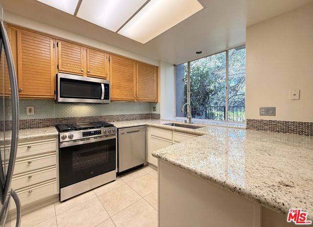 22208 Frontier Place, Chatsworth CA: https://media.crmls.org/mediaz/933d6ecb-b1ae-4fd8-a43a-381be74b5c7f.jpg