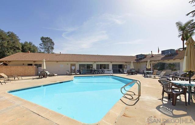 3909 Reche Rd, Fallbrook CA: https://media.crmls.org/mediaz/933f7fc2-4419-4d64-9cc3-c1d423226be5.jpg