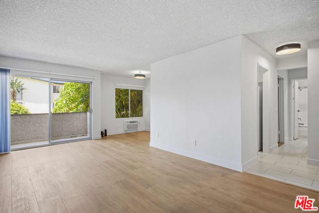 1352 S Carmelina Avenue #102