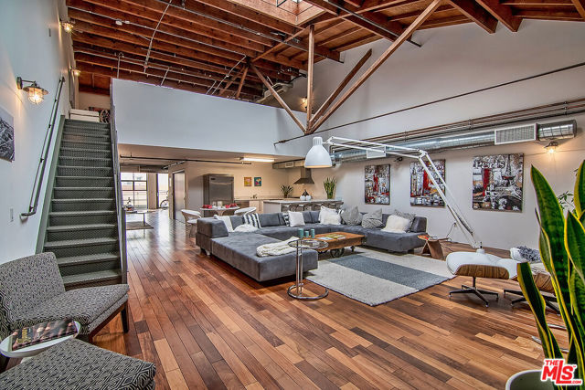 1046 Princeton Drive, Venice CA: https://media.crmls.org/mediaz/93407aef-0ae9-4ee2-aa01-05453dbb291d.jpg