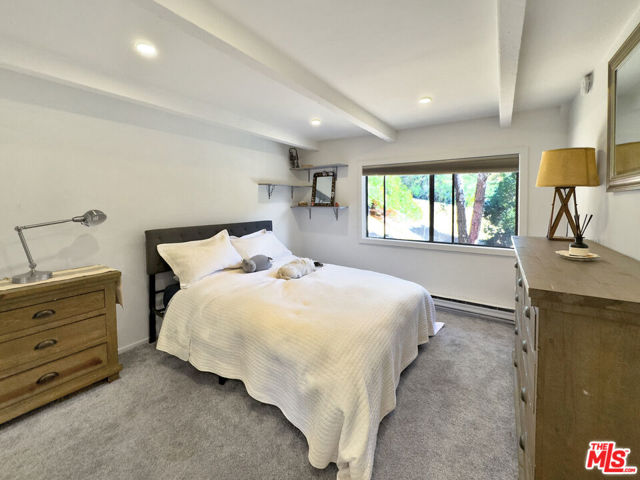 22012 Topanga School Road, Topanga CA: https://media.crmls.org/mediaz/9341f15b-48d9-411a-81ff-408582291294.jpg