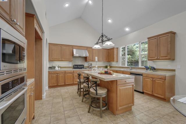 1993 Fairway Oaks Dr, Ripon CA: https://media.crmls.org/mediaz/934275a5-b157-453f-8791-8fe26068ab8c.jpg